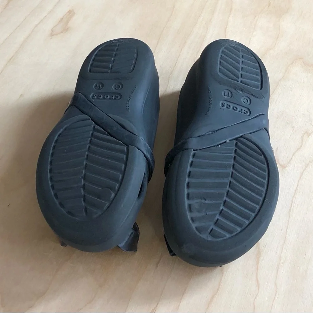 CROCS Black Bow Mary Jane Flats Kids Size 11C casual Water Resistant.